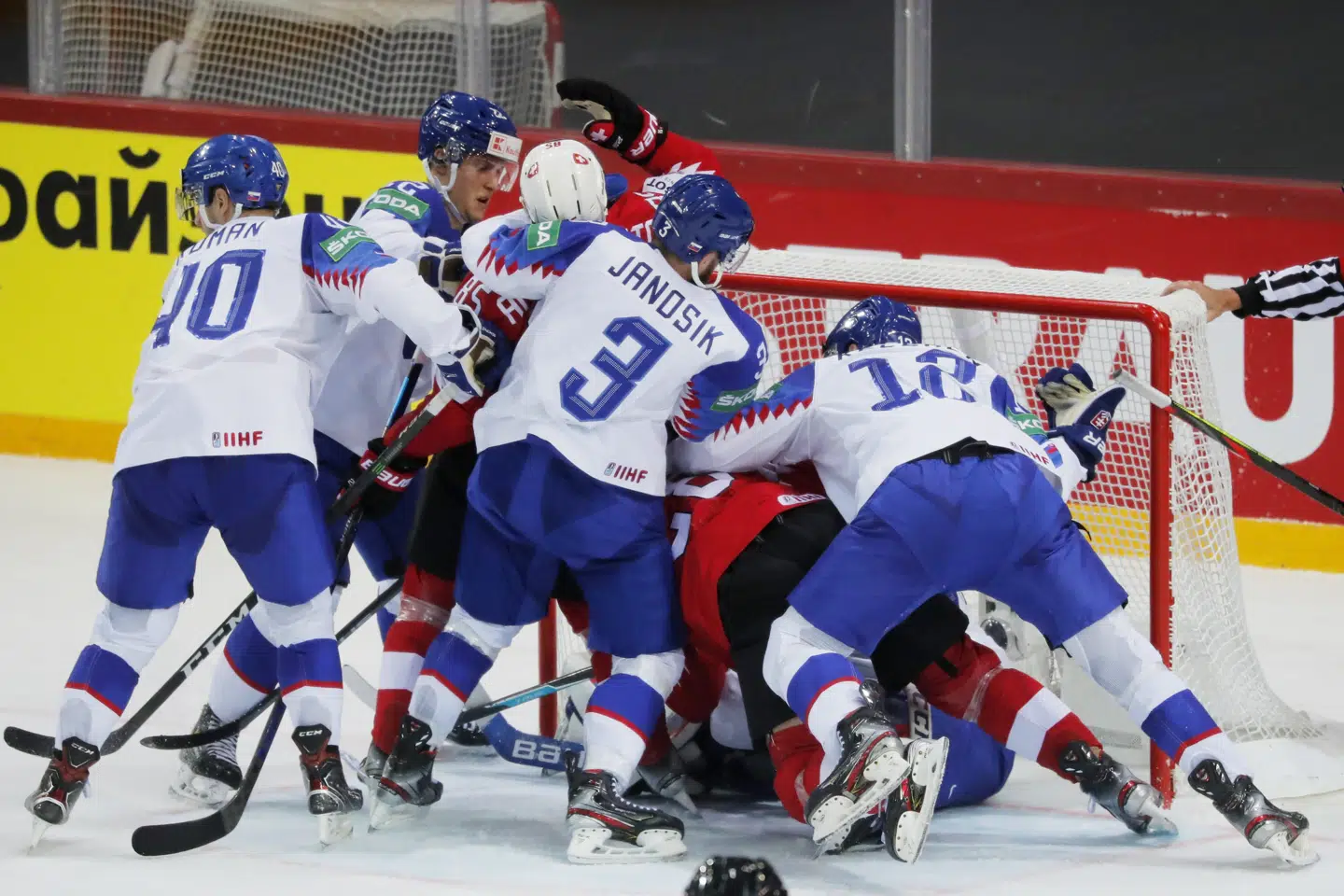 Der var til tider trængsel i Slovakiets straffeboks i torsdagens 1-8-nederlag til Schweiz ved VM i ishockey. Vasily Fedosenko/Reuters