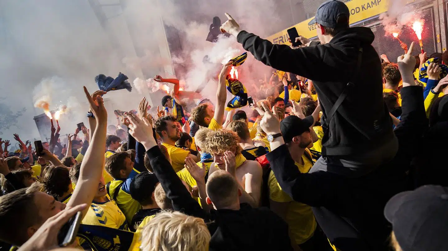 Tusindvis af Brøndby-fans var mandag mødt op foran stadion.