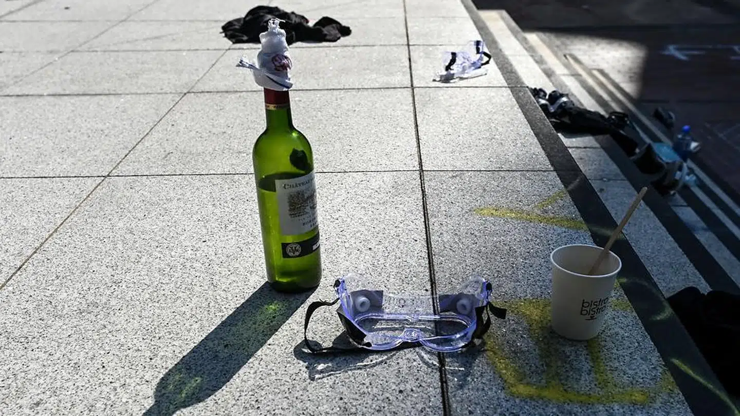 Dette er en molotov-cocktail. Den blev brugt under urolighederne i Hong Kong i 2019. Trods det simple udtryk er den yderst farlig og brandbar.