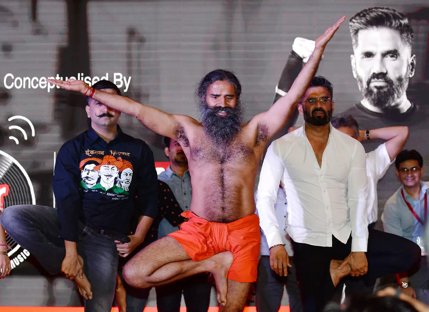 Guruen Baba Ramdev (i midten) er berømt blandt andet for at opfordre til at leve et sundt liv.