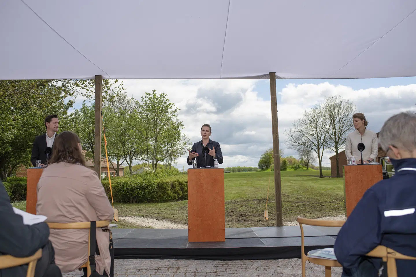 Statsminister Mette Frederiksen, uddannelses- og forskningsminister Ane Halsboe-Jørgensen og indenrigs- og boligminister Kaare Dybvad Bek præsenterer regeringens udspil 'Tættere på - flere uddannelser og stærke lokalsamfund', på Aarhus Universitet Foulum torsdag den 27. maj 2021. (Foto: Bo Amstrup/Scanpix 2021) Bo Amstrup/Ritzau Scanpix