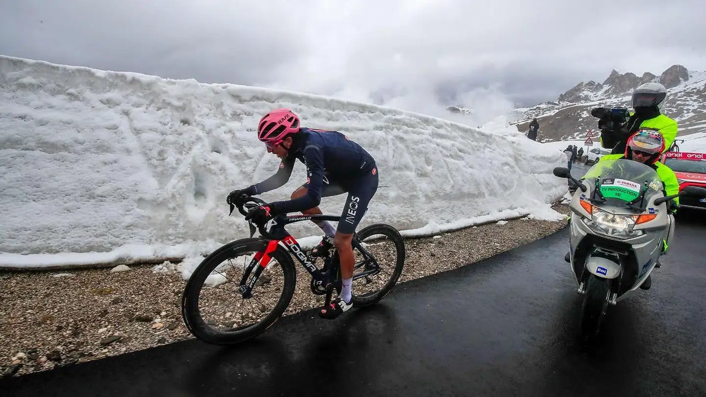 Overall leader Team Ineos rider Colombia's Egan Bernal rides in the final ascent during the 16th stage of the Giro d'Italia 2021 cycling race, 153km between Sacile and Cortina d'Ampezzo on May 24, 2021. (Photo by Luca Bettini / AFP)