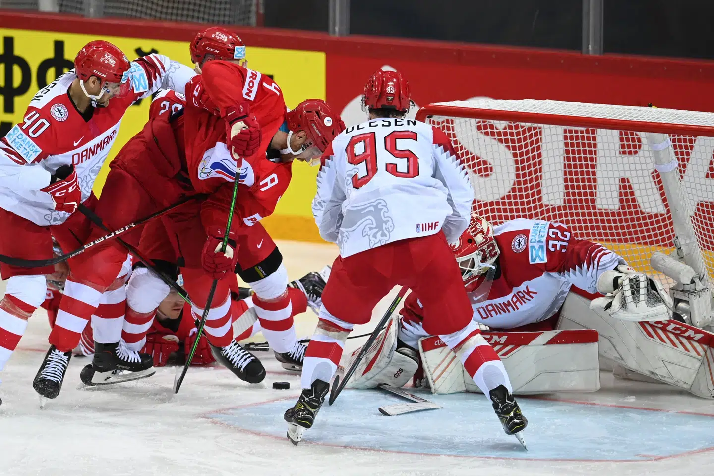 Sebastian Dahm høster store roser fra holdkammeraterne. Trods flere store redninger kunne han dog ikke forhindre et dansk nederlag til Rusland onsdag eftermiddag. Gints Ivuskans/Ritzau Scanpix