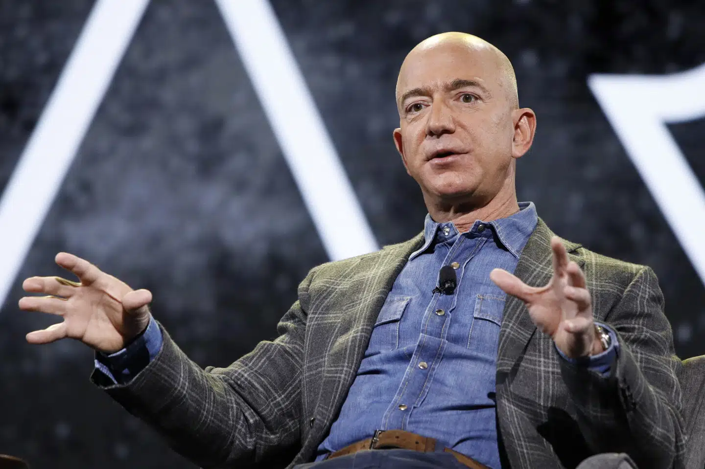 Jeff Bezos (foto) overdrager 5. juli den daglige ledelse af Amazon til Andy Jassy. Datoen er ikke tilfældig valgt. 5. juli 2021 er det præcis 27 år siden, at Bezos grundlagde Amazon. Handelsfirmaet begyndte med at sælge bøger online og har i dag udviklet sig til et foretagende med en omsætning på langt over 2000 milliarder kroner i sit seneste regnskabsår.