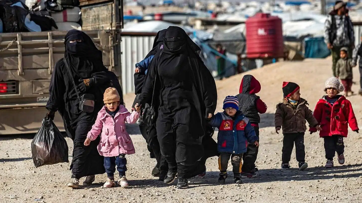 De fleste danske børn i lejrene er under fem år. Trods den lave alder, så mener Martin Henriksen at de er Islamisk Stats børnesoldater eller »godt på vej til at blive det«.Børnene på billedets identitet er ikke kendt.