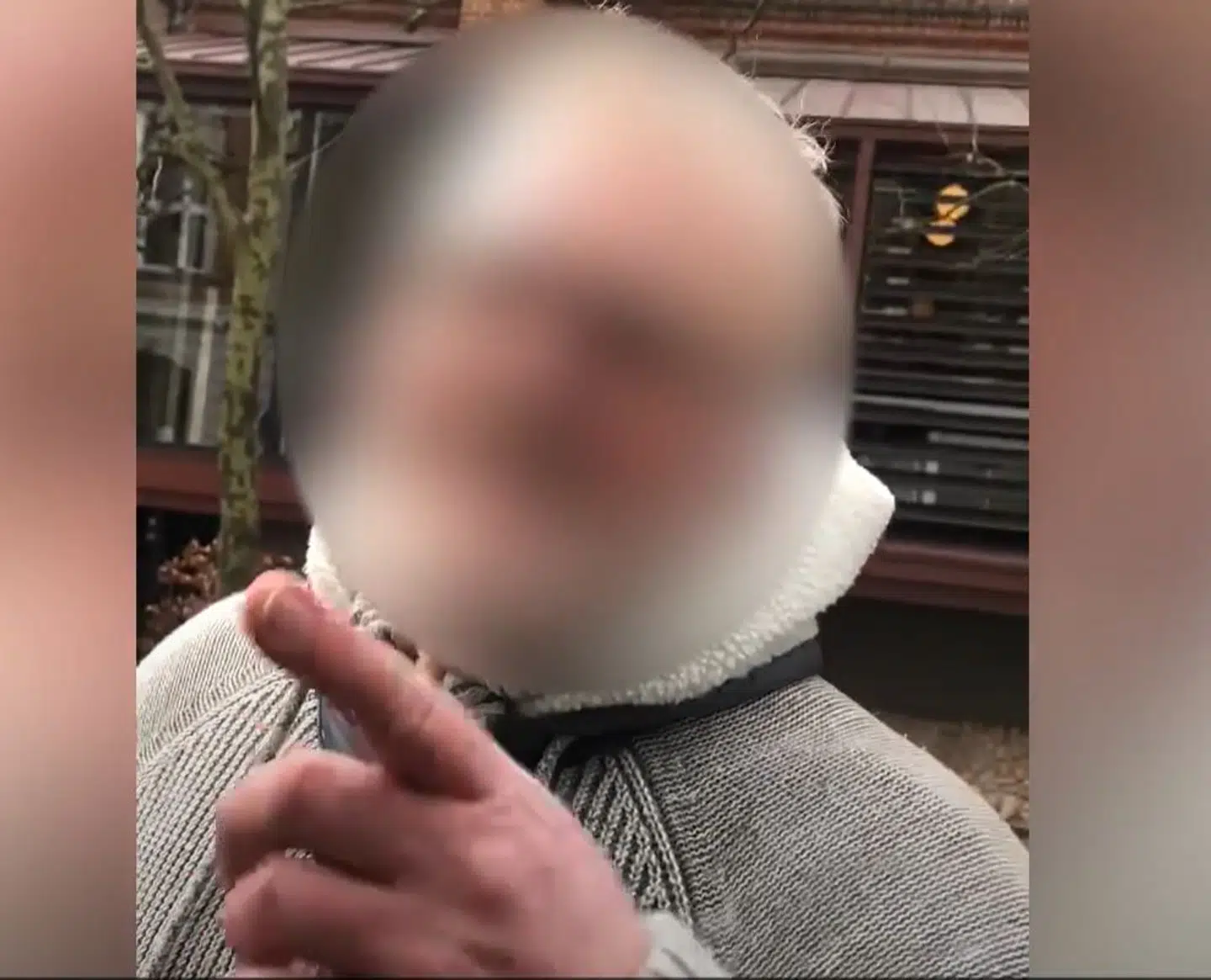 Den fremmede mand kritiserede Mohammed Sallah for at parkere ulovligt med sin Post Nord-varevogn. Han stillede sig i vejen, så Mohammed ikke kunne køre videre.
