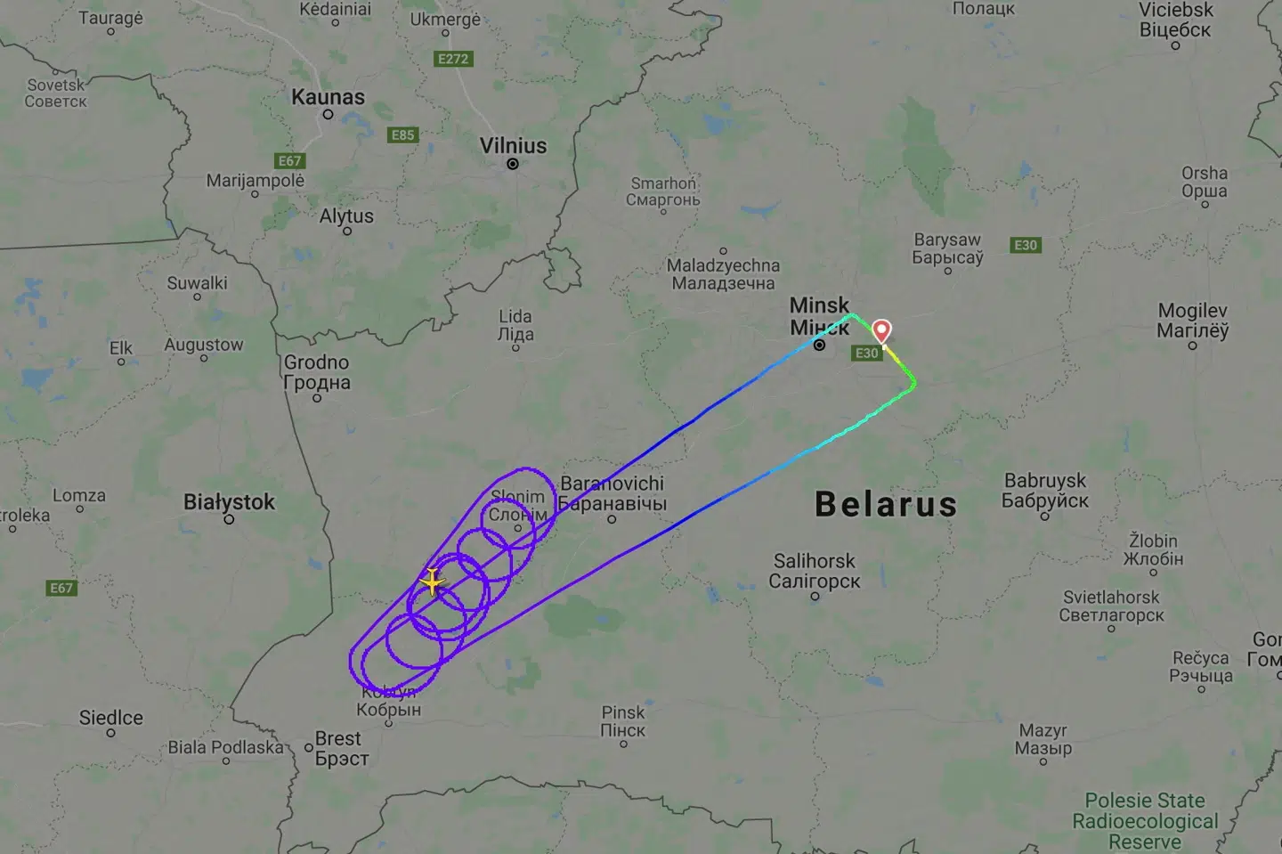 Et billede fra Flightradar24.com viser det fly fra det statslige luftfartsselskab Belavia i Hviderusland, der onsdag var på vej fra Minsk mod Barcelona. Piloten cirklede rundt i luften, mens han talte med en polsk flyveleder om det flyveforbud mod Belavia, som Frankrig har indført i sit luftrum - og vendte derpå tilbage til Minsk. Fra midnat lukker Polen også luftrummet. Flight Radar 24/Reuters