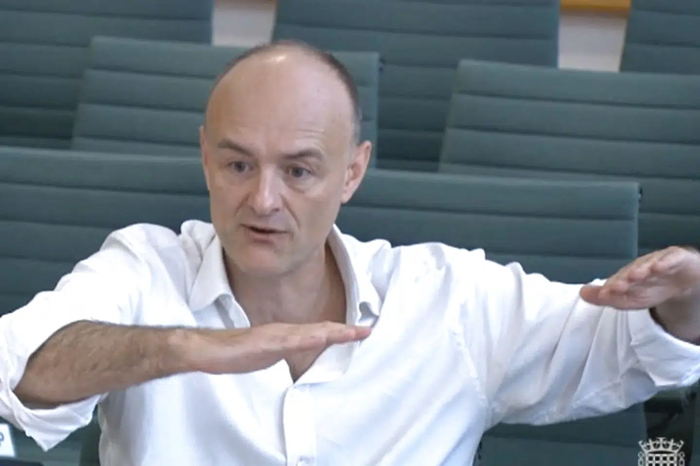 Dominic Cummings, Boris Johnsons tidligere toprådgiver, har i onsdagens høring i det britiske underhus kritiseret sin tidligere chef sønder og sammen for håndteringen af coronapandemien. Han beskylder premierministeren for at være inkompetent til at lede landet.