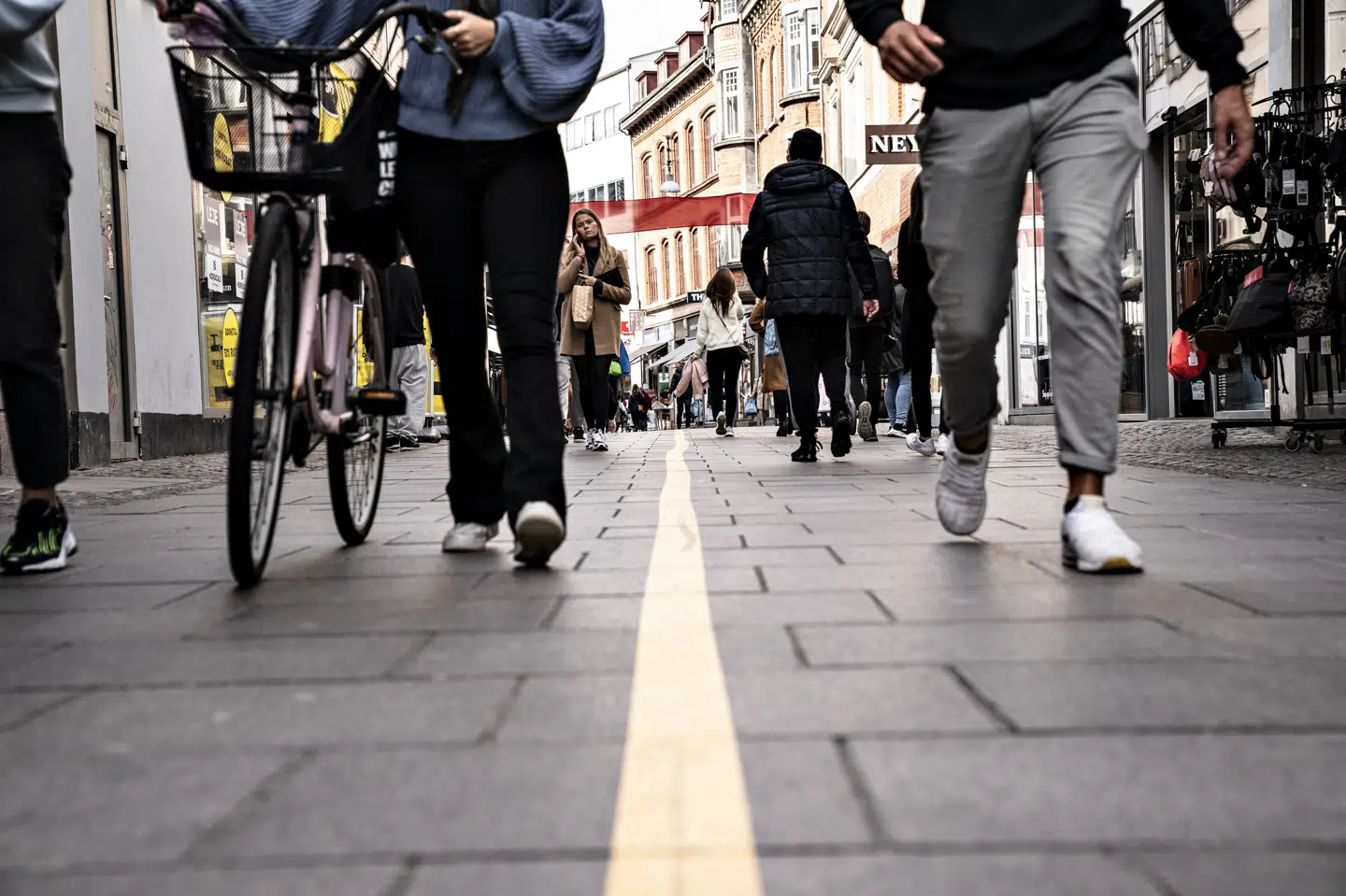 Hensigten med modellen for automatiske nedlukninger er så vidt muligt at undgå nationale nedlukninger, og at der skal reageres hurtigt, når smitten stiger lokalt. (Arkivfoto). Henning Bagger/Ritzau Scanpix