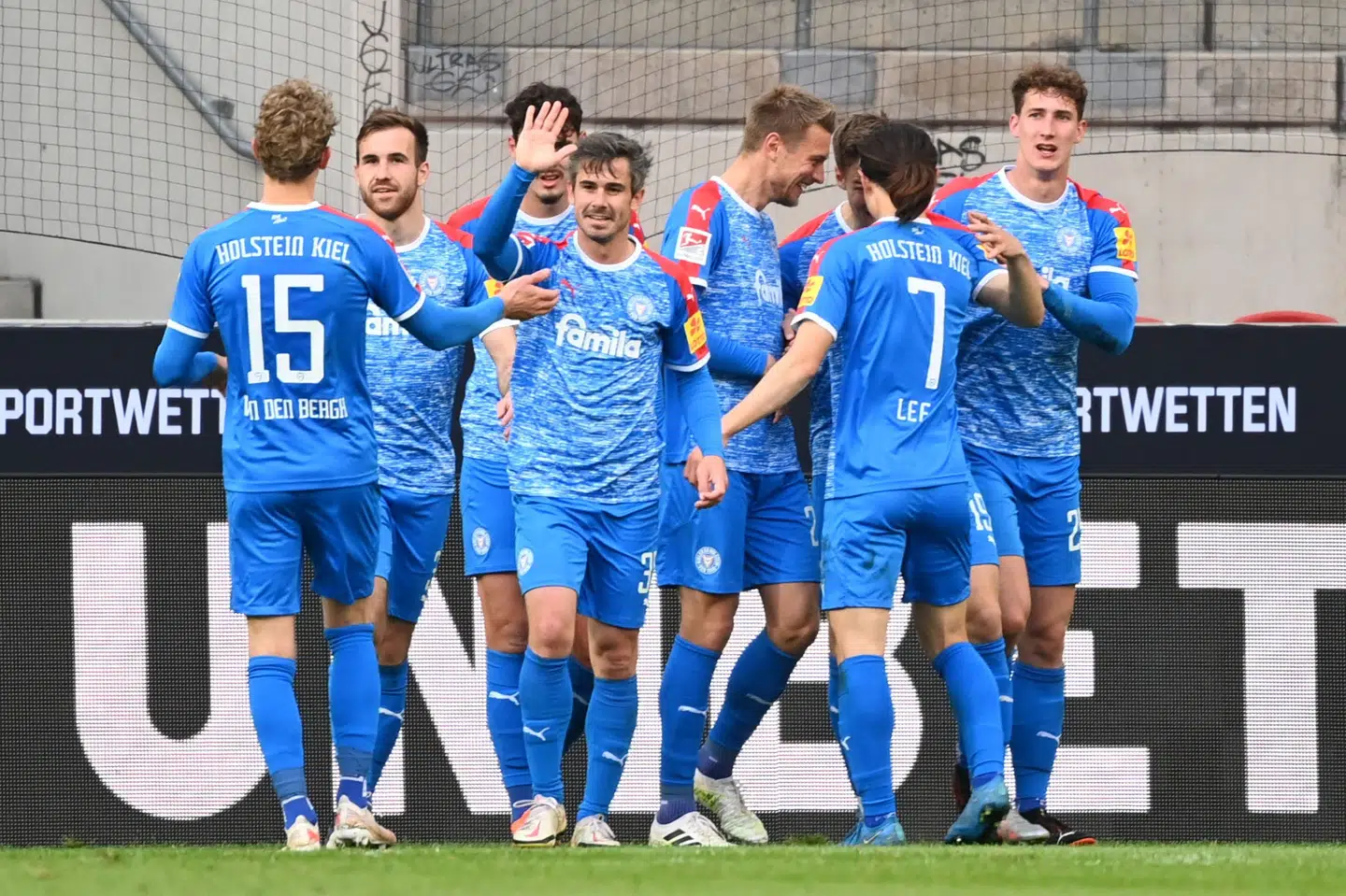 Holstein Kiel fejrede kampens enlige scoring mod FC Köln. Ina Fassbender/Reuters