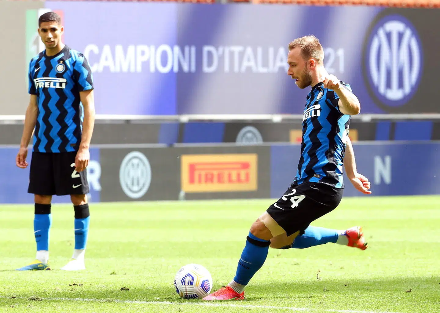 Christian Eriksen bankede bolden i nettet i storsejren mod Udinese. Nu skal han og Inter have ny træner.