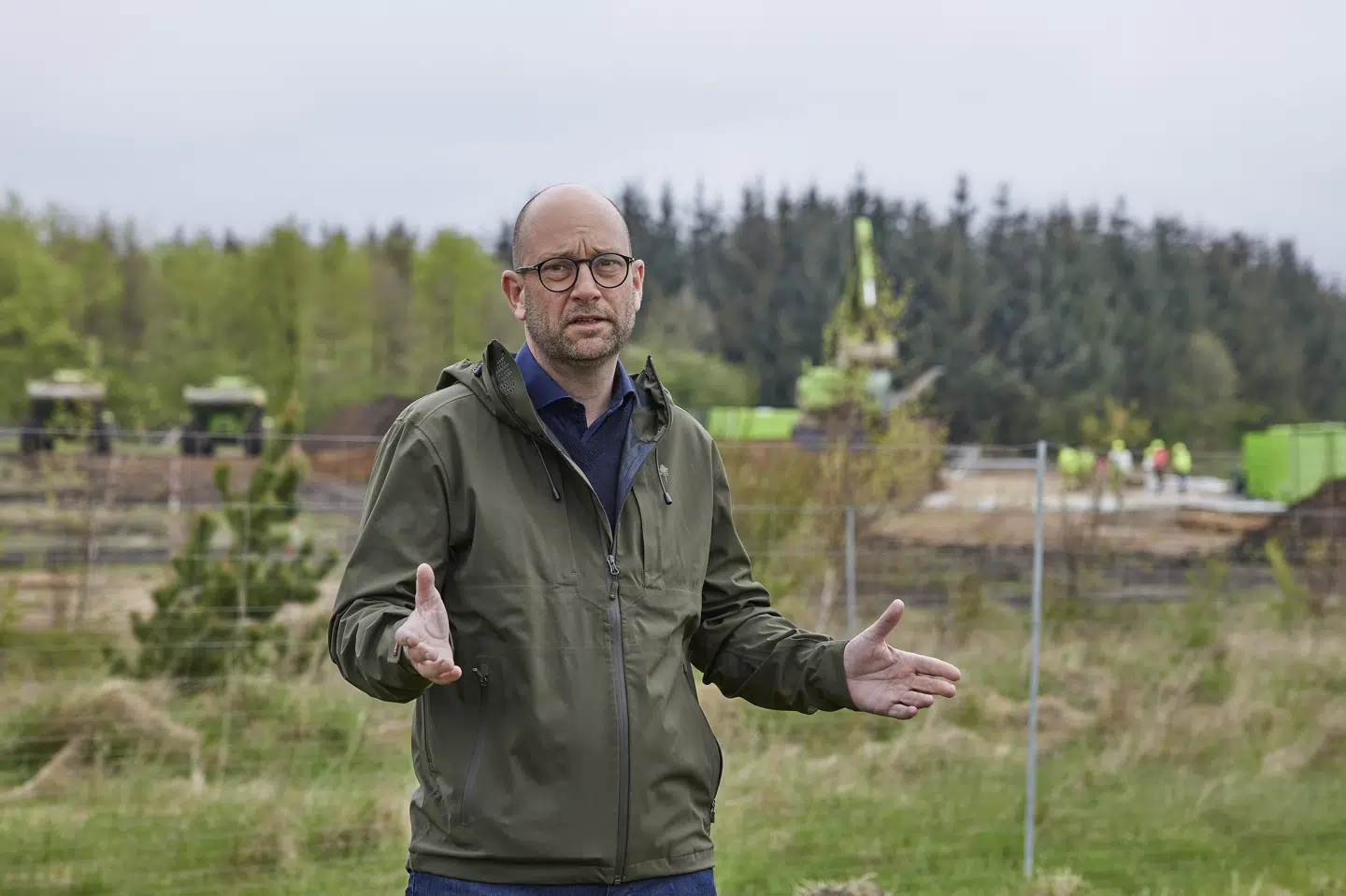 - Vi vil rigtig gerne den grønne omstilling. Det er vi stærkt optaget af. Men vi har også sagt, at det sker i respekt for, at der er erhvervsøkonomiske konsekvenser derude. Der er lokale banker og sparekasser, som er afhængige af, at der er et landbrug, som fungerer. Så vi har helhedsbrillen på, siger Rasmus Prehn. Mikkel Berg Pedersen/Ritzau Scanpix