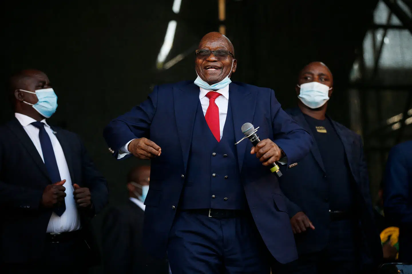 Sydafrikas tidligere præsident Jacob Zuma kom dansende ind på scenen, da han skulle holde tale til sine tilhængere efter at have forladt retsbygningen i Pietermaritzburg i Sydafrika onsdag. Phill Magakoe/Ritzau Scanpix