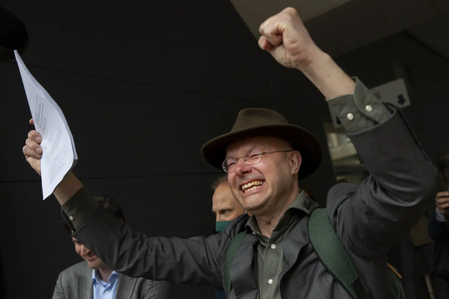 Direktøren for den hollandske afdeling af Friends of the Earth, Donald Pols, holder en kopi af dommen i vejret uden for retsbygningen i Haag, hvor domstolen gav ham og andre sagsøgere ret i, at Shell skal nedbringe udslippet af klimaskadelige gasser markant. Oliegiganten har dog mulighed for at anke dommen. Peter Dejong/Ritzau Scanpix