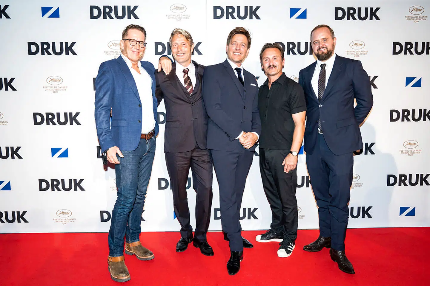Holdet bag filmen med Lars Ranthe, Mads Mikkelsen, Susse Wold, Thomas Vinterberg, Thomas Bo Larsen og Magnus Millang ankommer, da Zentropa og Nordisk Film holder gallapremiere og rød løber på Thomas Vinterbergs drama Druk i Nordisk Film Biografer Imperial, onsdag den 23. september 2020.. (Foto: Ida Marie Odgaard/Ritzau Scanpix)