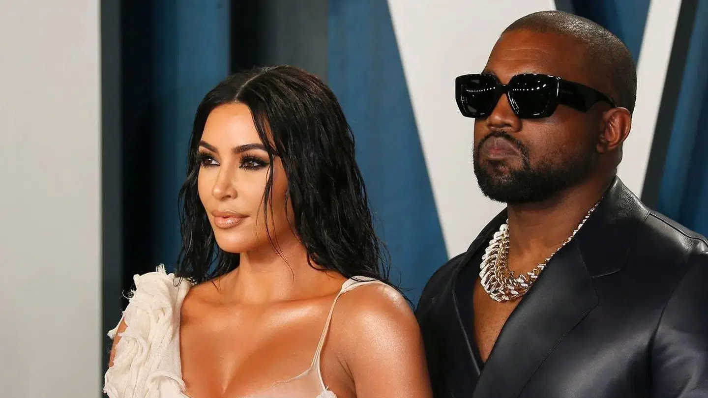 Realitypersonligheden Kim Kardashian søgte om skilsmisse fra rapperen Kanye West i februar måned efter lige knap syv års ægteskab. Parret har angiveligt delt forældremyndigheden over deres fire børn, North, Saint, Chicago og Psalm. De boede sammen i den 365 millioner dyre pragtvilla i Hidden Hills, som Kim Kardashian angiveligt har overtaget efter skilsmissen. Hjemmet var på forsiden af det amerikanske arkitektsmagasin Architectural Digest i ferbuar sidste år.