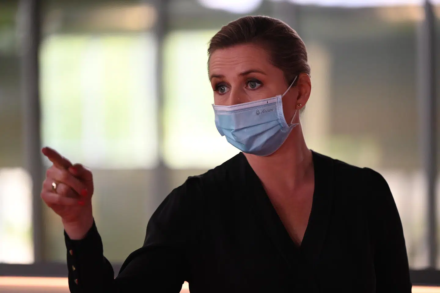 Statsminister Mette Frederiksen (S) havde mundbind på, da hun onsdag gjorde klar til at præsentere regeringens udspil om grønnere byer. Det skete i Hafnia-Hallen i Valby. Philip Davali/Ritzau Scanpix