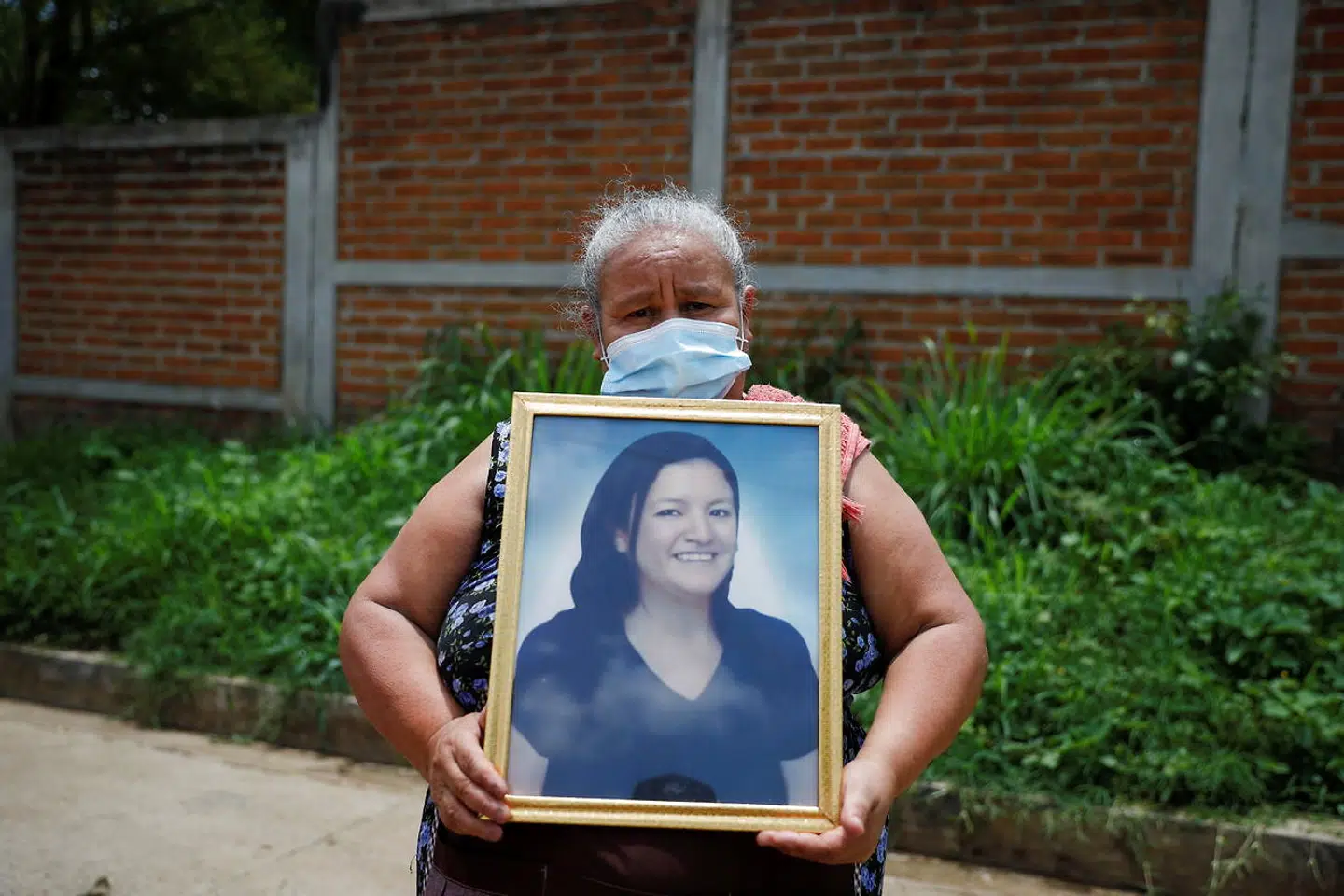 Candelaria Carranza Castro viser et billede af sin datter, Arely Aracely Antillon, som forsvandt for seks år siden.