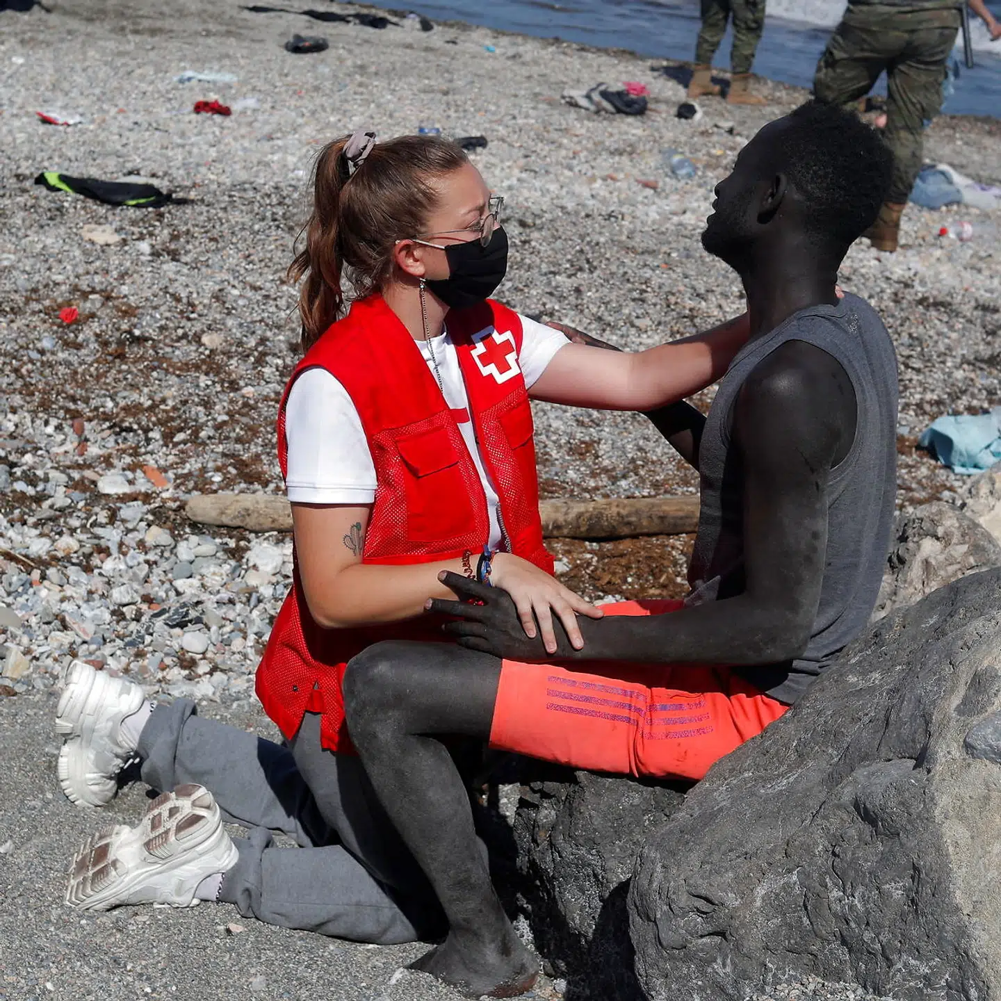 Migranten var udmattet efter at have svømmet til den spanske enklave Ceuta.