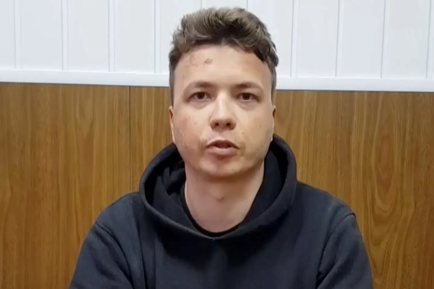 Den hviderussiske blogger Roman Protasevitj i forhør hos hviderussisk politi, efter han søndag blev anholdt på et fly fra Ryanair, som præsident Aleksandr Lukasjenko havde beordret tvunget ned. Flyet var på vej fra Grækenland til Litauen - begge EU-lande. Reuters Tv/Reuters