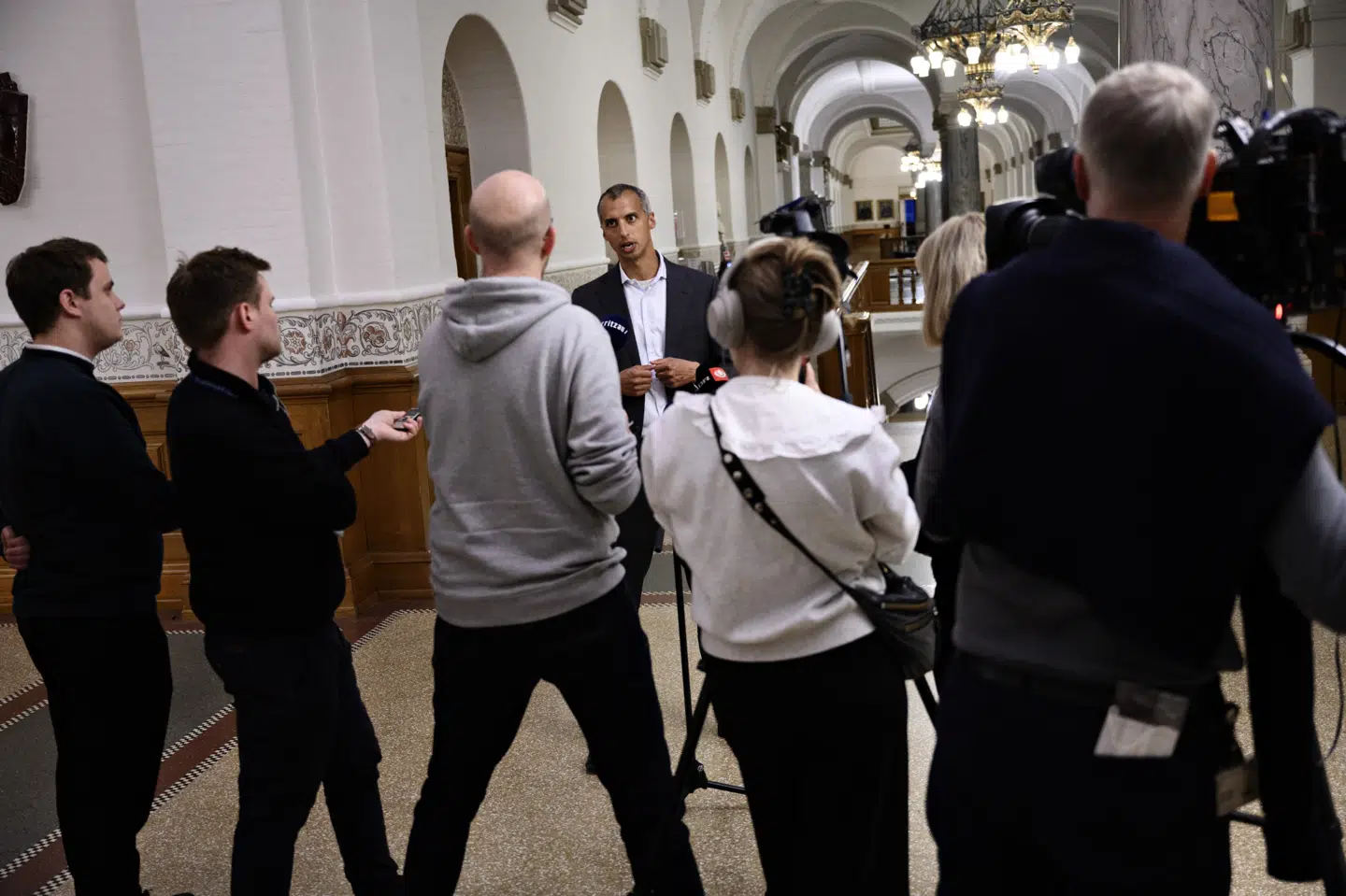 Udlændinge- og integrationsminister Mattias Tesfaye (S) var en efterspurgt herre efter tirsdagens møde, hvor regeringen besluttede sig for at droppe planerne om et udrejsecenter på Langeland. Philip Davali/Ritzau Scanpix