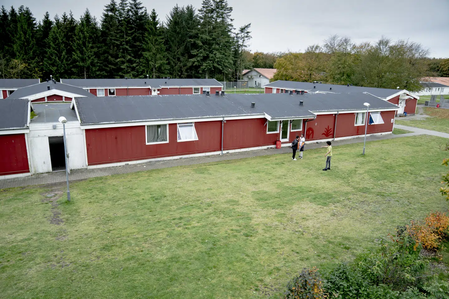 De 130 beboere, som skulle flytte ind på det nye udrejsecenter for kriminelle udlændinge og personer på tålt ophold, må blive boende, hvor de bor nu: på Kærshovedgård i Midtjylland. (Arkivfoto). Celina Dahl/Ritzau Scanpix