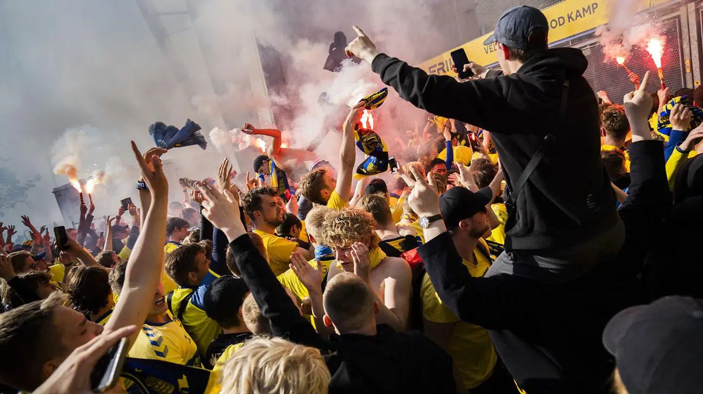 Brøndby-fans ude foran stadion mandag.