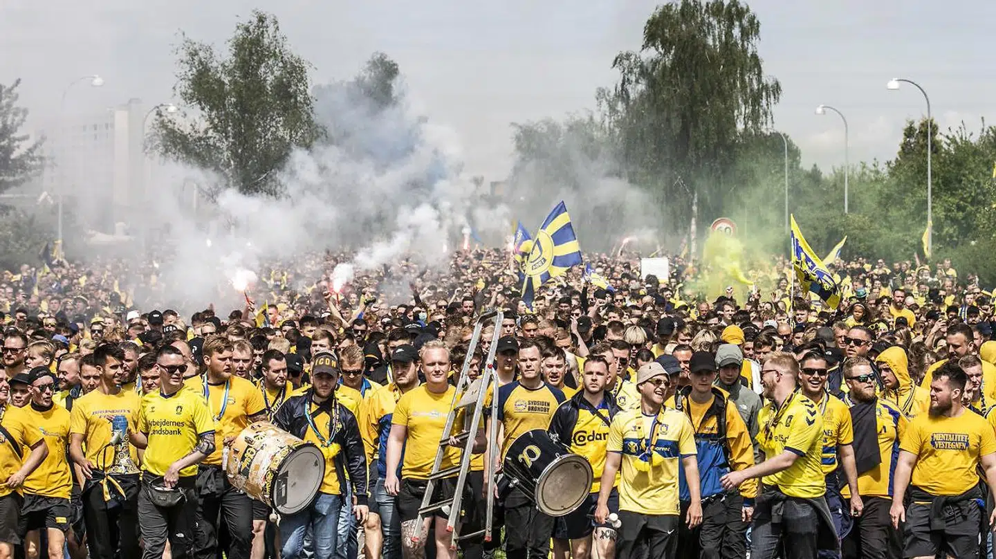 Brøndby-fans i den gigantiske march.