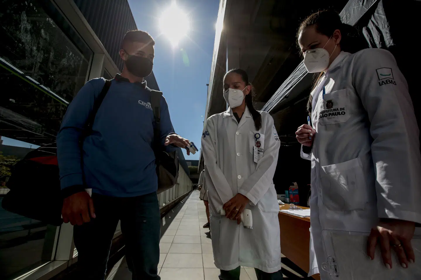 Selv om antallet af coronadøde i Brasilien er faldende, så er antallet af nye smittetilfælde stigende, hvilket bekymrer eksperter. (Arkivfoto) Suamy Beydoun/Ritzau Scanpix