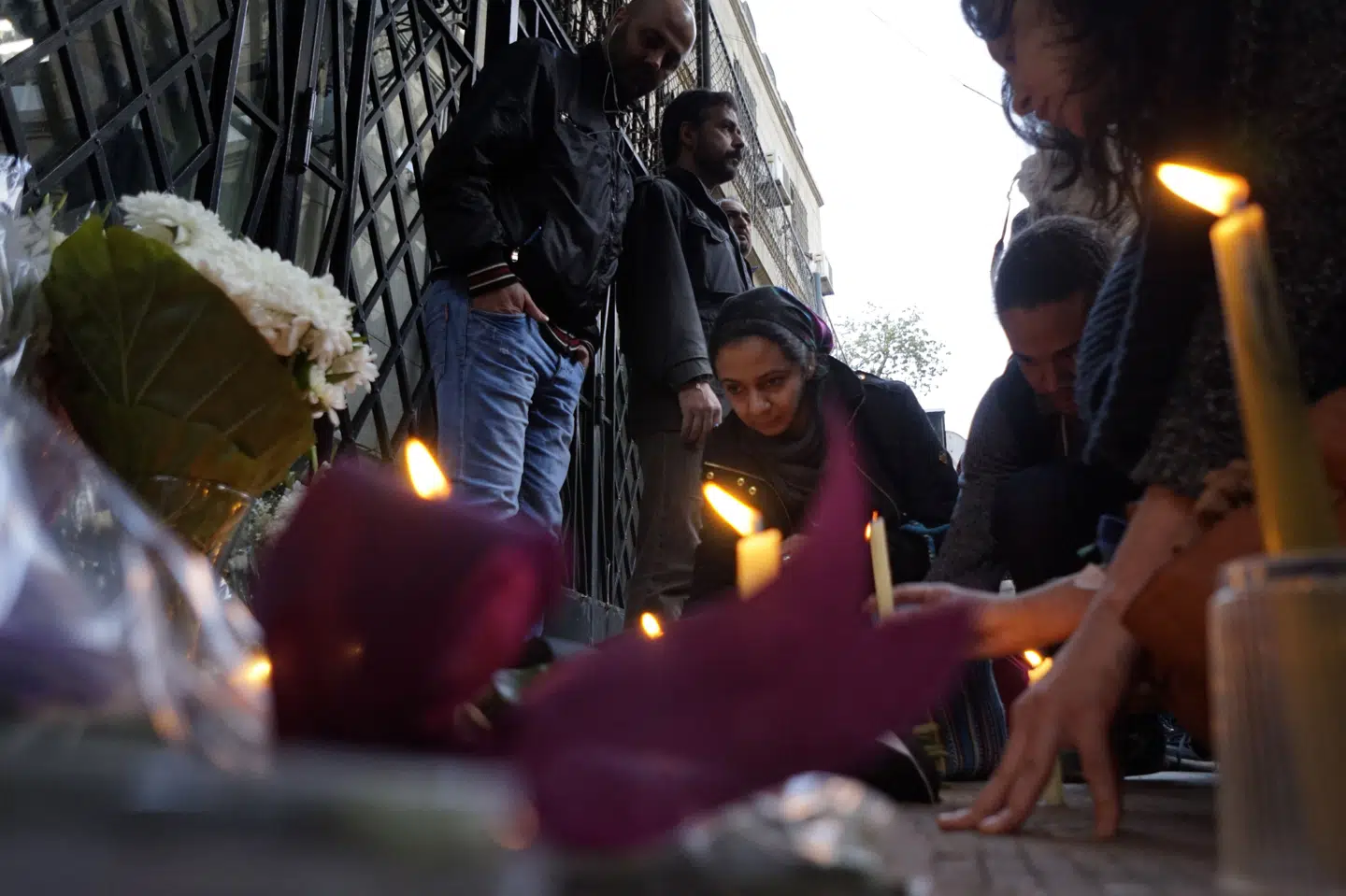 Egyptere lægger blomster og tænder lys udenfor Italiens ambassade i Kairo i februar 2016 i dagene efter, at den italienske universitetsstuderende Giulio Regeni var fundet dræbt i en forstad til den egyptiske hovedstad. (Arkivfoto) Amr Nabil/Ritzau Scanpix