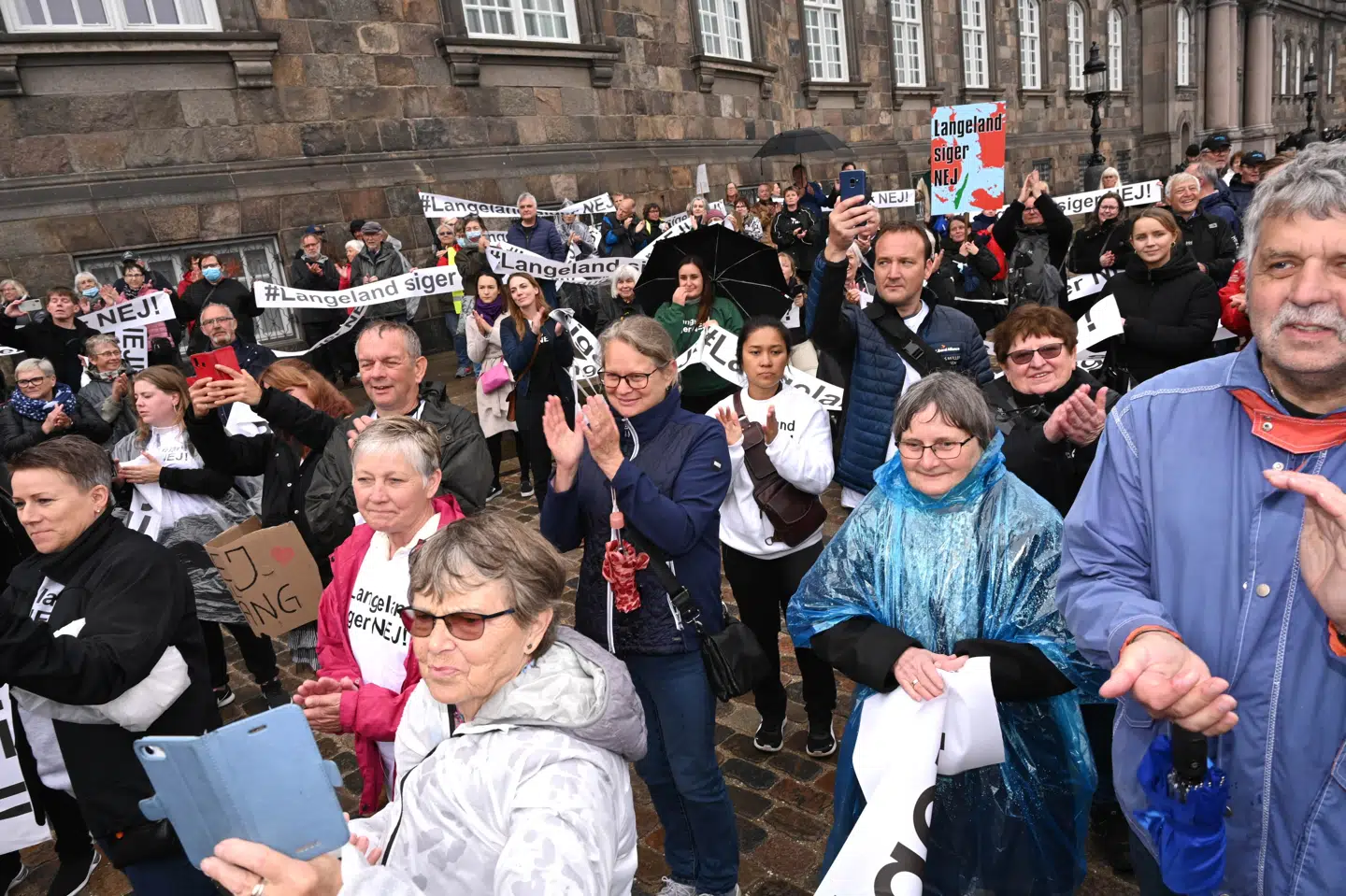 Tirsdag blev der på Christiansborg Slotsplads demonstreret mod et udrejsecenter på Langeland. Nu er planerne droppet. Philip Davali/Ritzau Scanpix