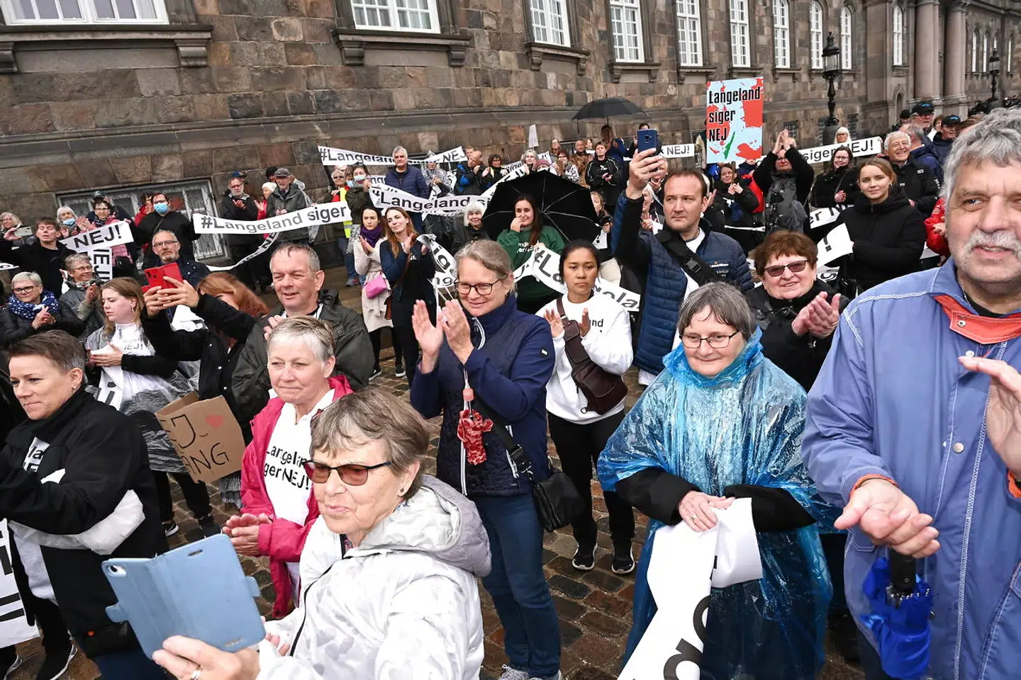 Demonstration mod udrejsecenter på Langeland ved Christiansborg i København, tirsdag den 25. maj 2021. Langelændere demonstrerer på Christiansborg Slotsplads mod planerne om et udrejsecenter på Langeland.