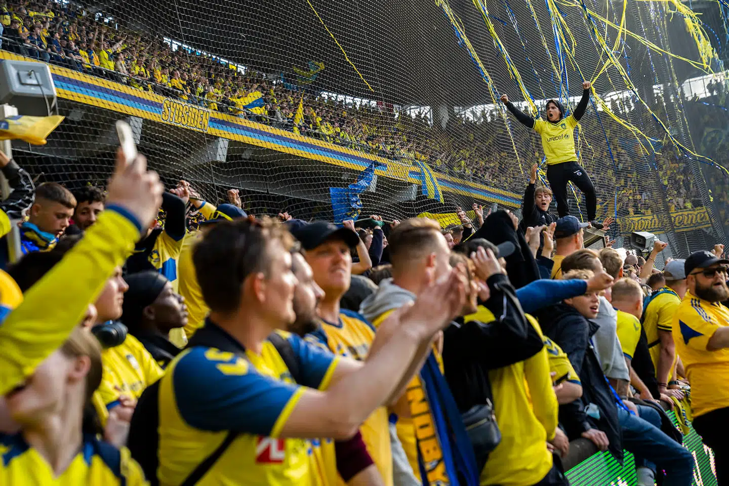 Brøndbyfans i forbindelse med superligakampen imellem Brøndby og FC Nordsjælland på Brøndby Stadion, mandag den 24. maj 2021. (foto: Martin Sylvest/Ritzau Scanpix 2021).
