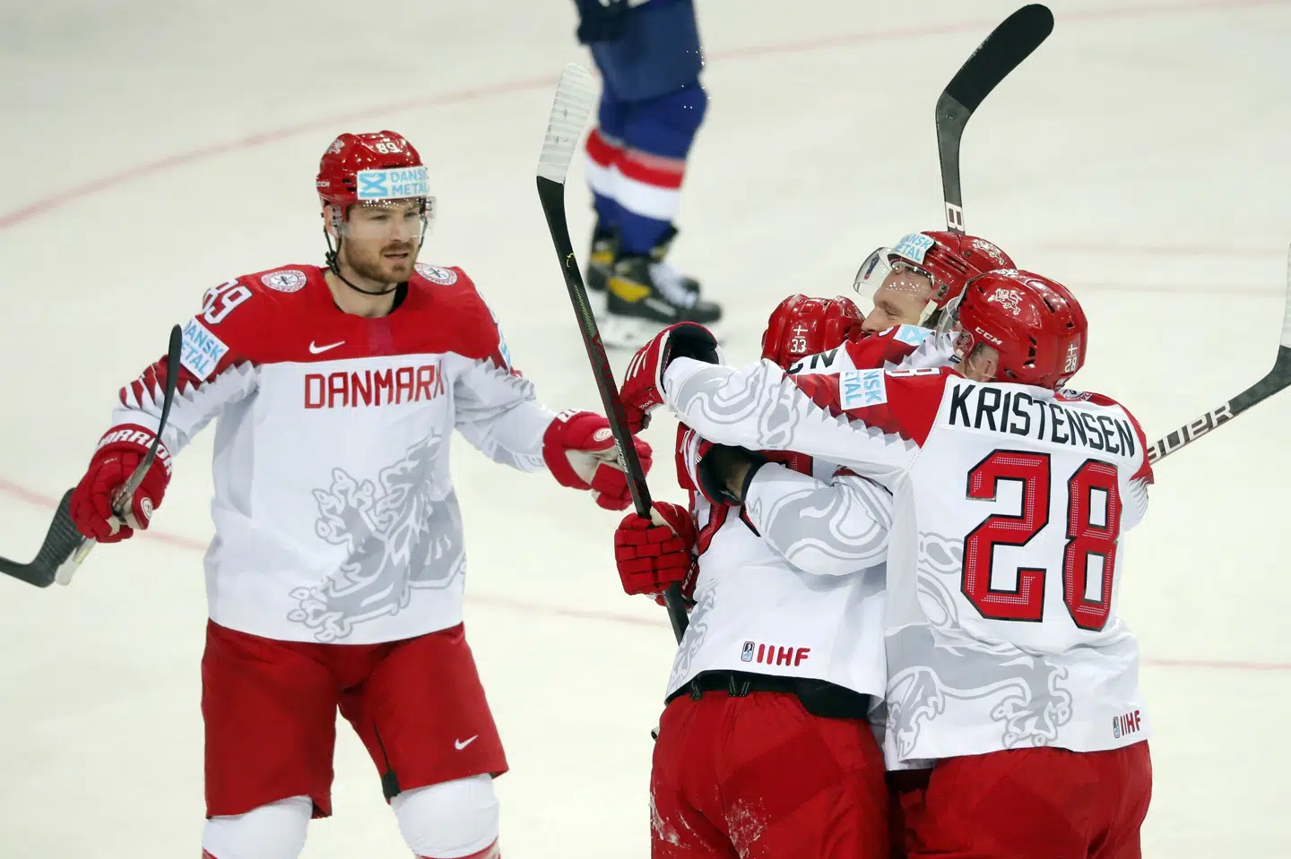 Inden Mikkel Bødker (til venstre) måtte udgå, nåede han at levere to assister. Blandt andet til Julian Jakobsens scoring, som danskerne fejrer her. Vasily Fedosenko/Reuters