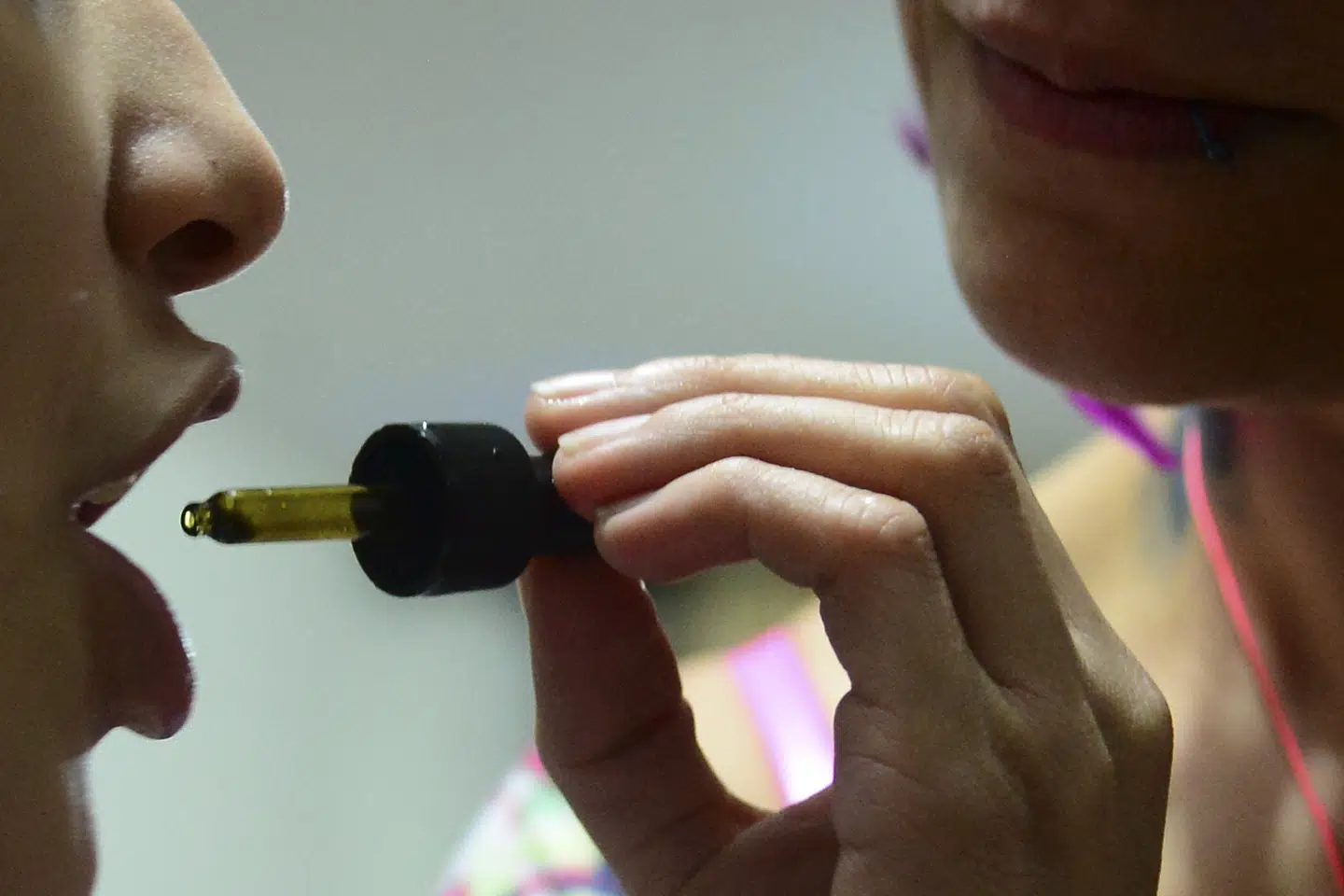 Der har været kritik af ordningen fra blandt andre patientforeninger og læger. Men et politisk flertal har nu besluttet at forlænge lægernes mulighed for at udskrive cannabis til medicinsk brug yderligere fire år. (Arkivfoto). Raul Arboleda/Ritzau Scanpix