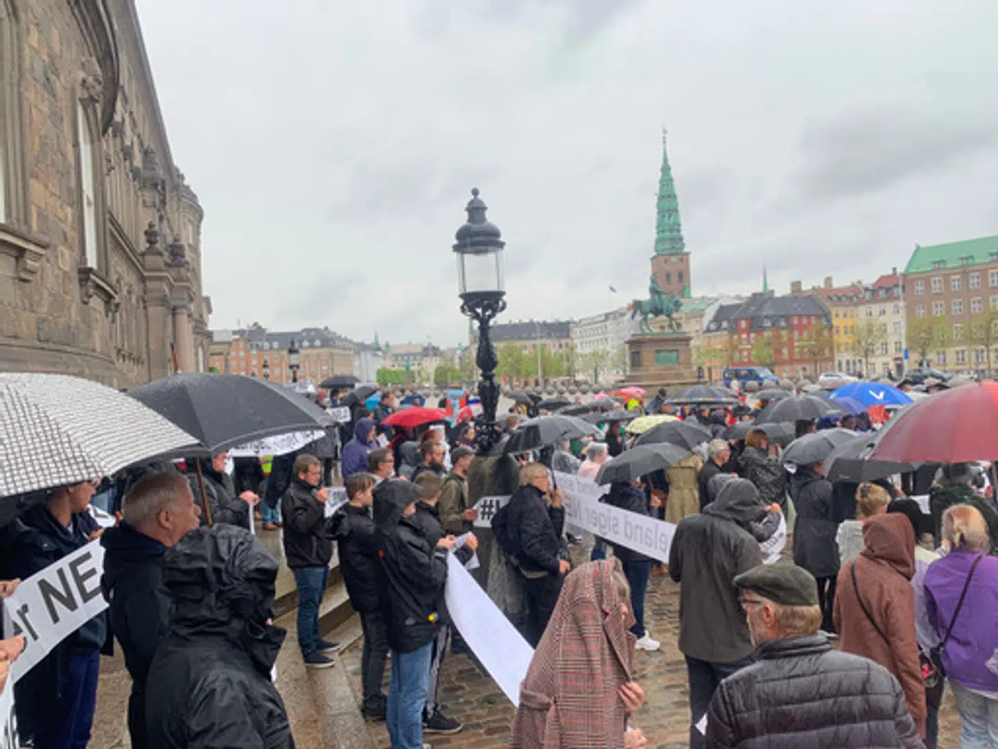 Utilfredse borgere foran Christiansborg.