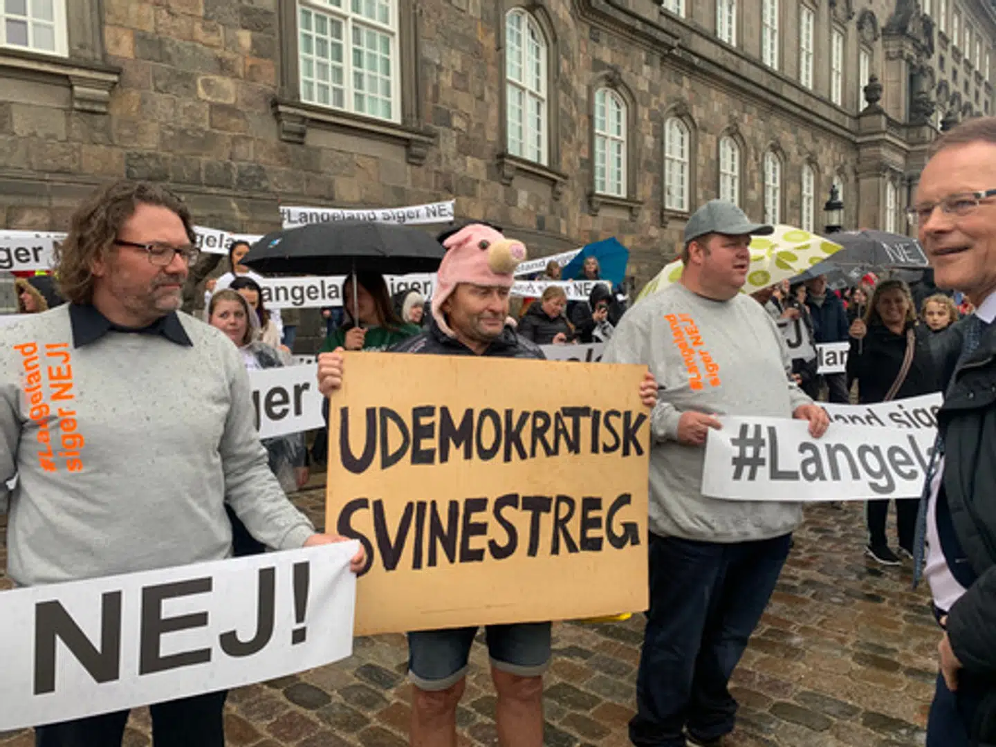 Skilte og bannere er ikke en mangelvare.