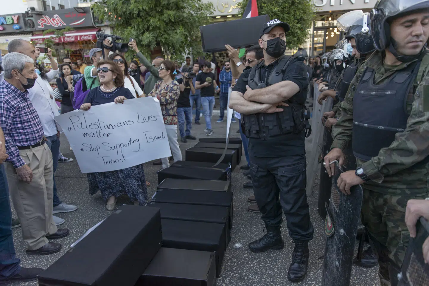 Demonstranter råbte slagord mod USA og den amerikanske opbakning til Israel, da Antony Blinken tirsdag besøgte Vestbredden få dage efter, at der blev indgået en våbenhvile mellem Israel og Hamas-bevægelsen i Gaza. Blinken lover fornyet økonomisk støtte til palæstinenserne. Nasser Nasser/Ritzau Scanpix