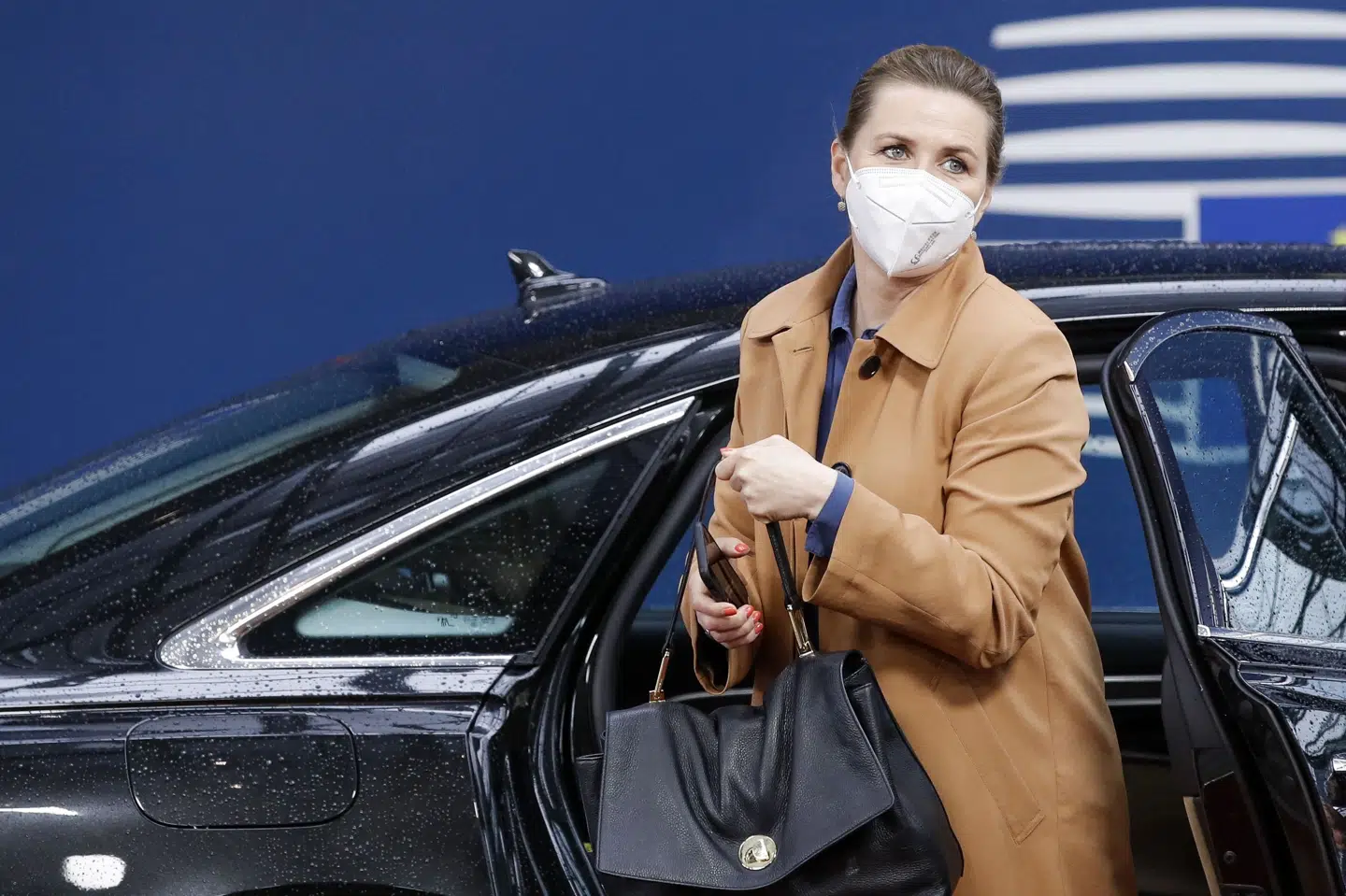 Statsminister Mette Frederiksen (S), der her ses ankomme til EU-topmødet, åbner for, at flere sanktioner fra EU's side mod Hviderusland kan blive nødvendigt, hvis ikke den umiddelbart vedtagne såsom et stop for passagerfly fra Hviderusland til EU-lande giver den ønskede effekt. Olivier Hoslet/Ritzau Scanpix