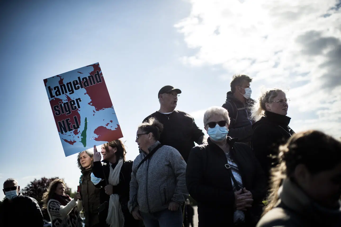 Mange langelændere var mødt frem for at markere deres modstand ved et borgermøde på Langeland i sidste uge. Nu drager flere hundrede til København for at demonstrere forud for politiske forhandlinger om planen om et udrejsecenter. (Arkivfoto). Tim Kildeborg Jensen/Ritzau Scanpix