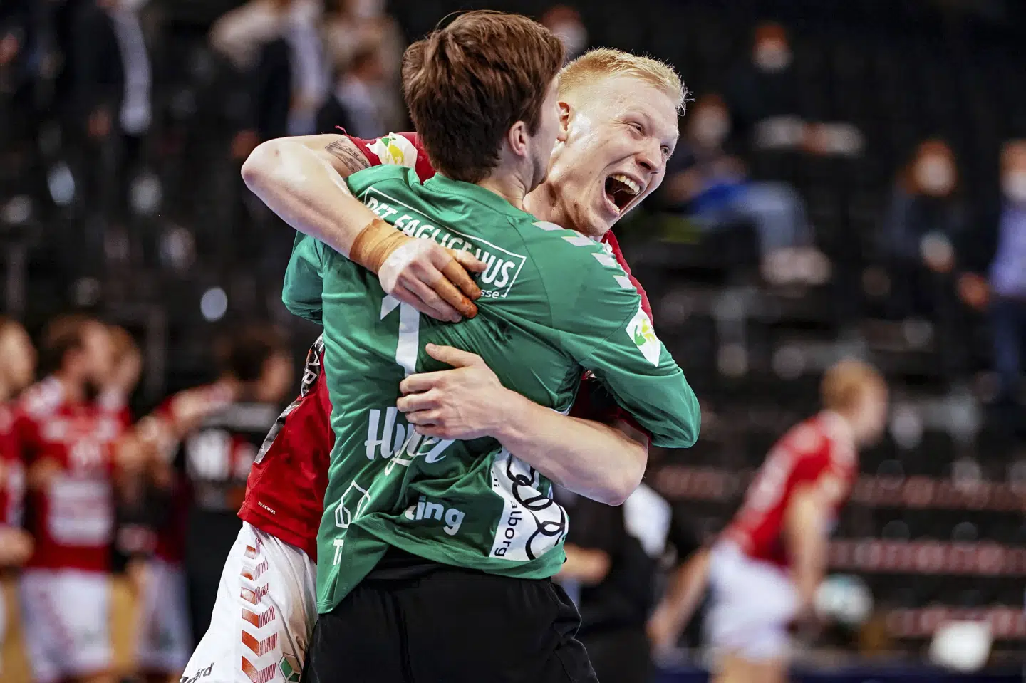 Fløjspilleren Sebastian Barthold var glad, da det lykkedes at slå Flensburg-Handewitt ud af Champions League og nå i Final 4. Her ses Sebastian Barthold kramme målmanden Simon Gade efter sejren (i grønt). Axel Heimken/Ritzau Scanpix