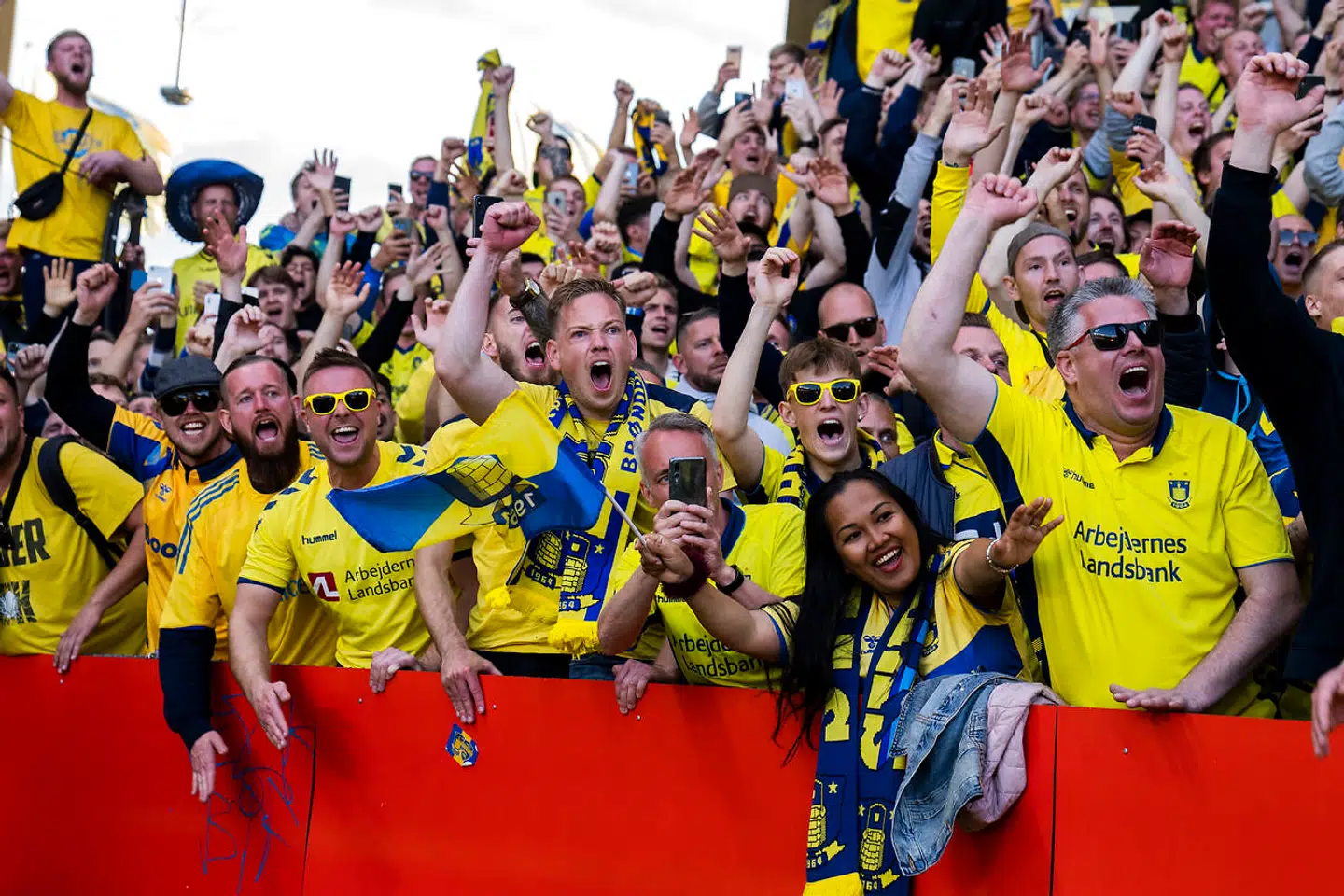 Der var festlig stemning og højt humør på Brøndby Stadion mandag.