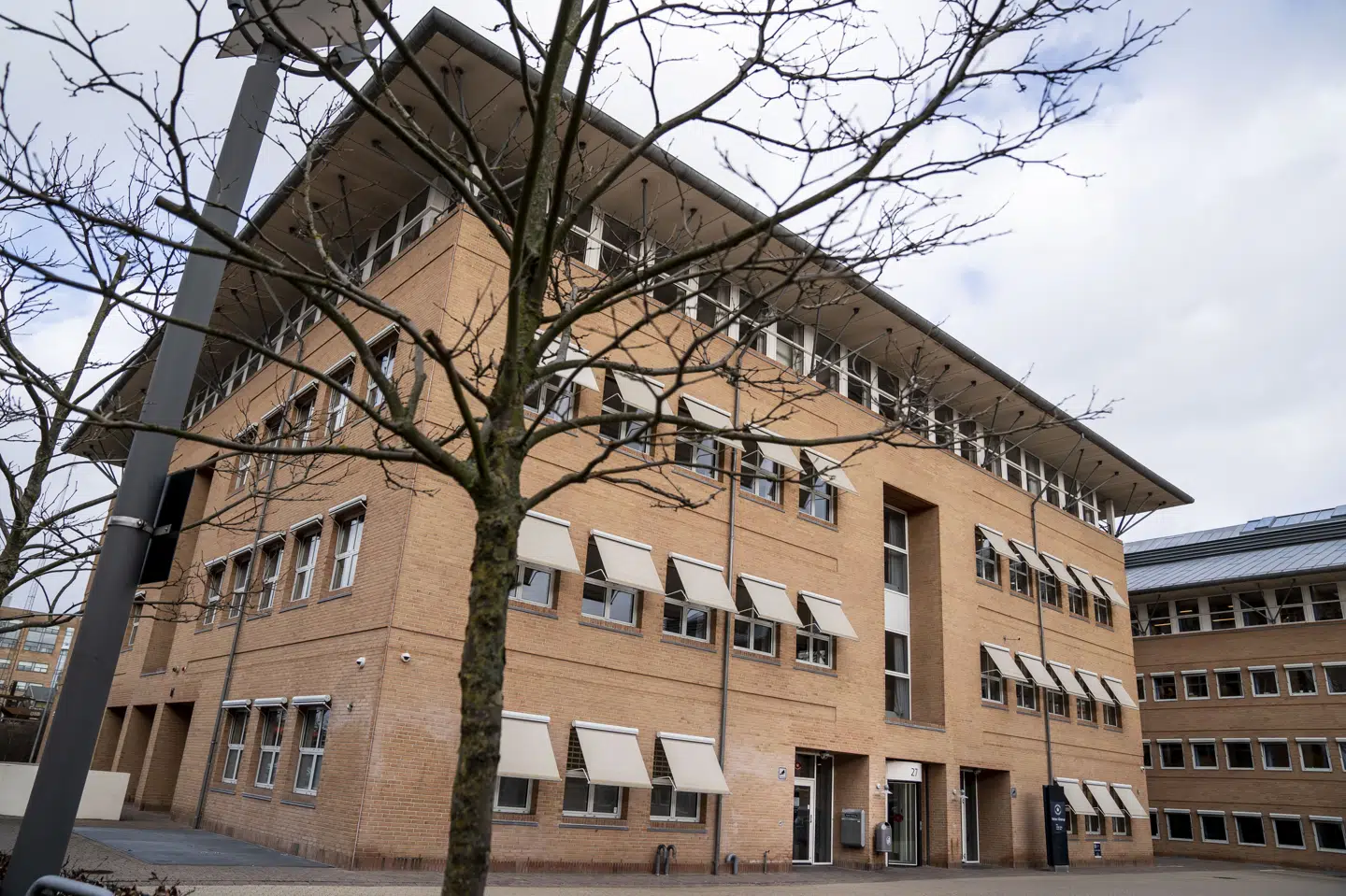 Der er tirsdag faldet dom i en sag om forsøg på svindel med coronahjælpepakkerne. Retten i Glostrup idømte en 32-årig mand to et halvt års fængsel og to 31-årige mænd tre års fængsel. (Arkivfoto). Liselotte Sabroe/Ritzau Scanpix