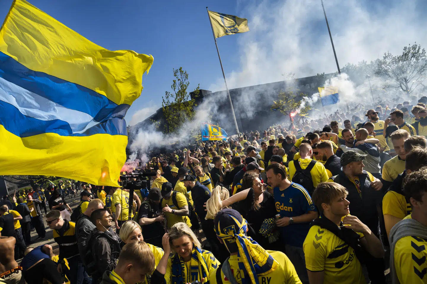 Mange tusinde fans af Brøndby IF forsamlede sig mandag i forbindelse med, at holdet sikrede sig det første danske mesterskab i flere år. Martin Sylvest/Ritzau Scanpix