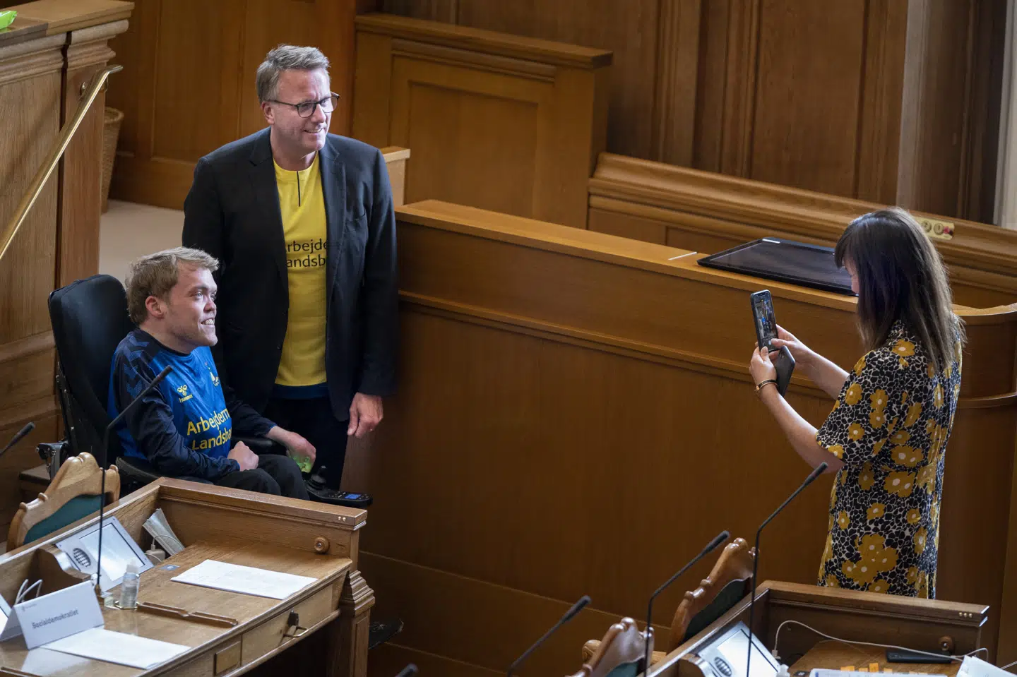 Inden et flertal i Folketinget stemte for at sende danske bidrag til missioner i Guineabugten og Sahelregionen, blev fodboldklubbens Brøndbys danske mesterskab fejret blandt en række politikere. Her ses skatteminister Morten Bødskov (S) og De Radikales Kristian Hegaard i Brøndbytrøjer, mens Venstres Sophie Løhde foreviger øjeblikket. Liselotte Sabroe/Ritzau Scanpix