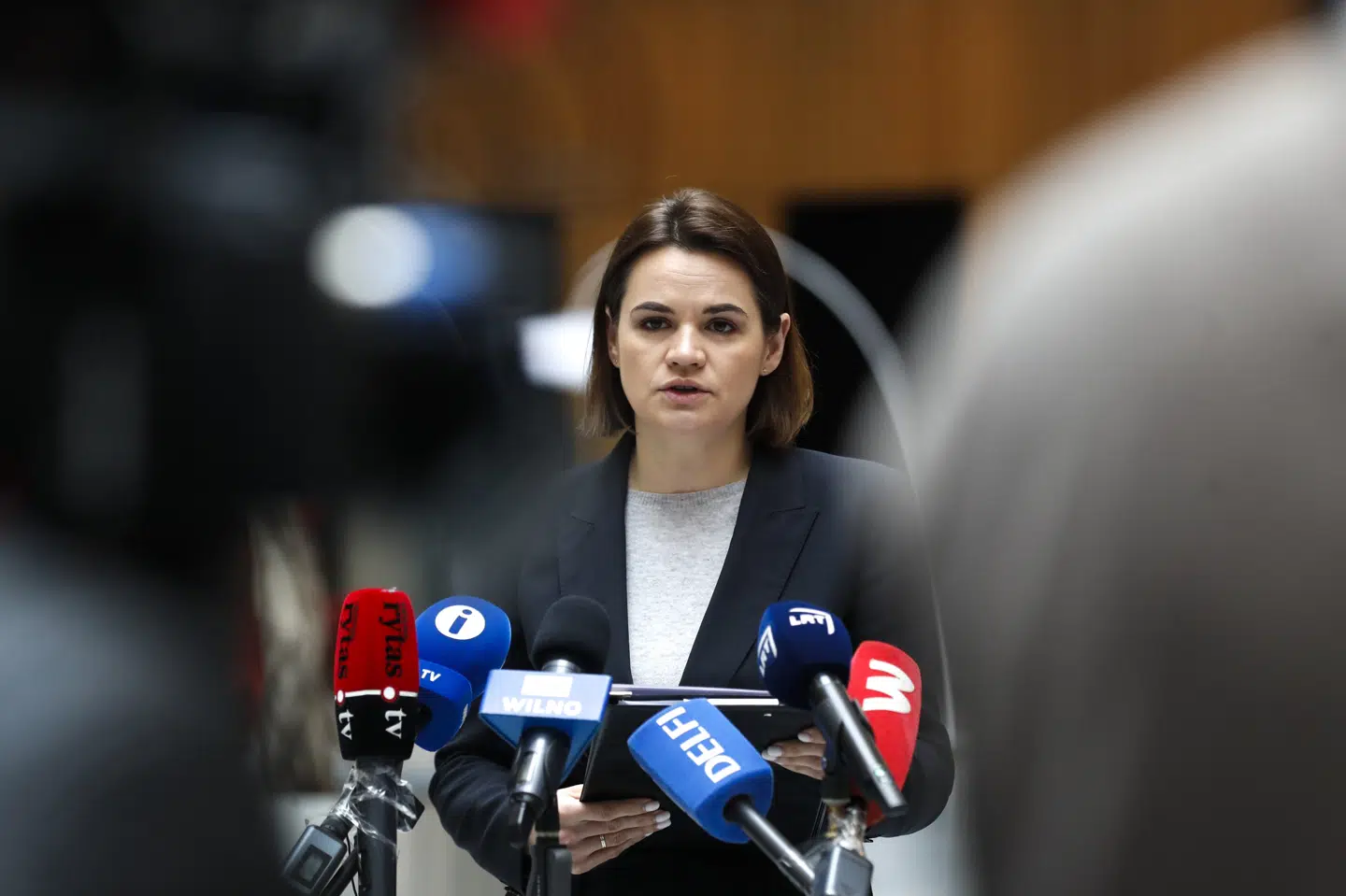 Oppositionslederen Svetlana Tikhanovskaja opfordrer USA og EU til at reagere meget skarpt på Hvideruslands fremfærd. Hun håber på international isolation af det hviderussiske regime og flere sanktioner. Mindaugas Kulbis/Ritzau Scanpix