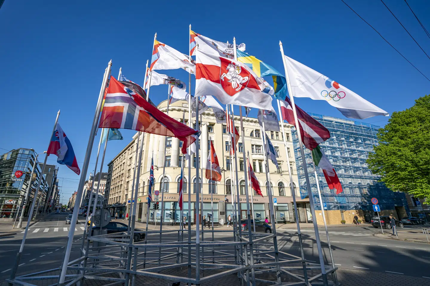 Det hvid-rød-hvide flag, der symboliserer opposition mod regimet i Hviderusland, vajer foran spillerhotellet i Riga, hvor det hviderussiske ishockeylandshold bor under VM. Martins Zilgalvis/Ritzau Scanpix