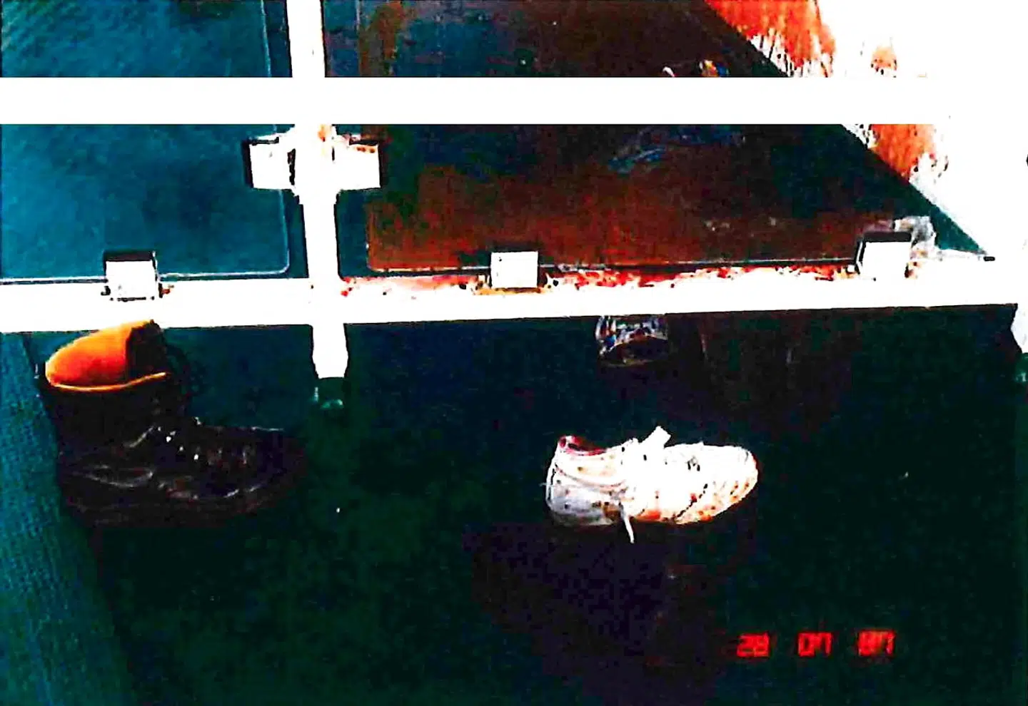 Inden det dødelige overfald på helikopterdækket af »Viking Sally« havde det unge, tyske par taget deres sko af, før de lagde sig til at sove i deres soveposer under åben himmel. Politi-foto.