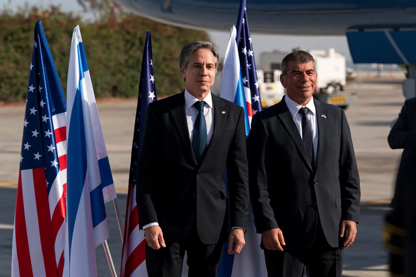 USA's udenrigsminister, Antony Blinken, er i Israel, hvor han vil forsøge at styrke en våbenhvile mellem israelerne og Hamas. Hans ses her kort efter landing i Tel Avivs Ben Gurion lufthavn, hvor han blev modtaget af den israelske udenrigsminister, Gabi Ashkenazi. Pool/Reuters