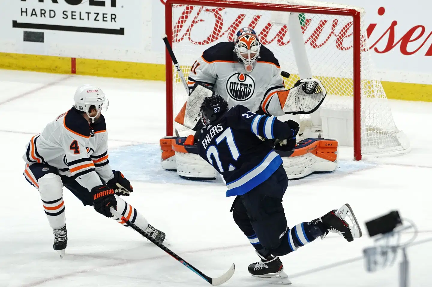 Nikolaj Ehlers med nummer 27 gjorde for nylig comeback for Winnipeg Jets, og tidligt tirsdag morgen dansk tid var han så med til at sende holdet videre i slutspilsserien. David Lipnowski/Ritzau Scanpix